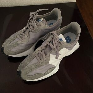 New Balance 327 Sneakers size 8